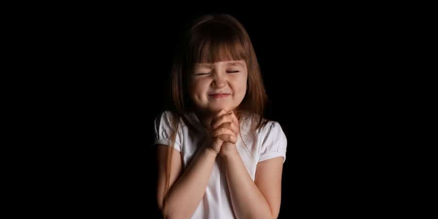 picture of a little girl praying