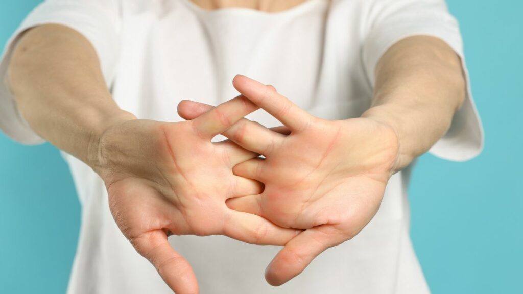 Cracking knuckles leads to arthritis